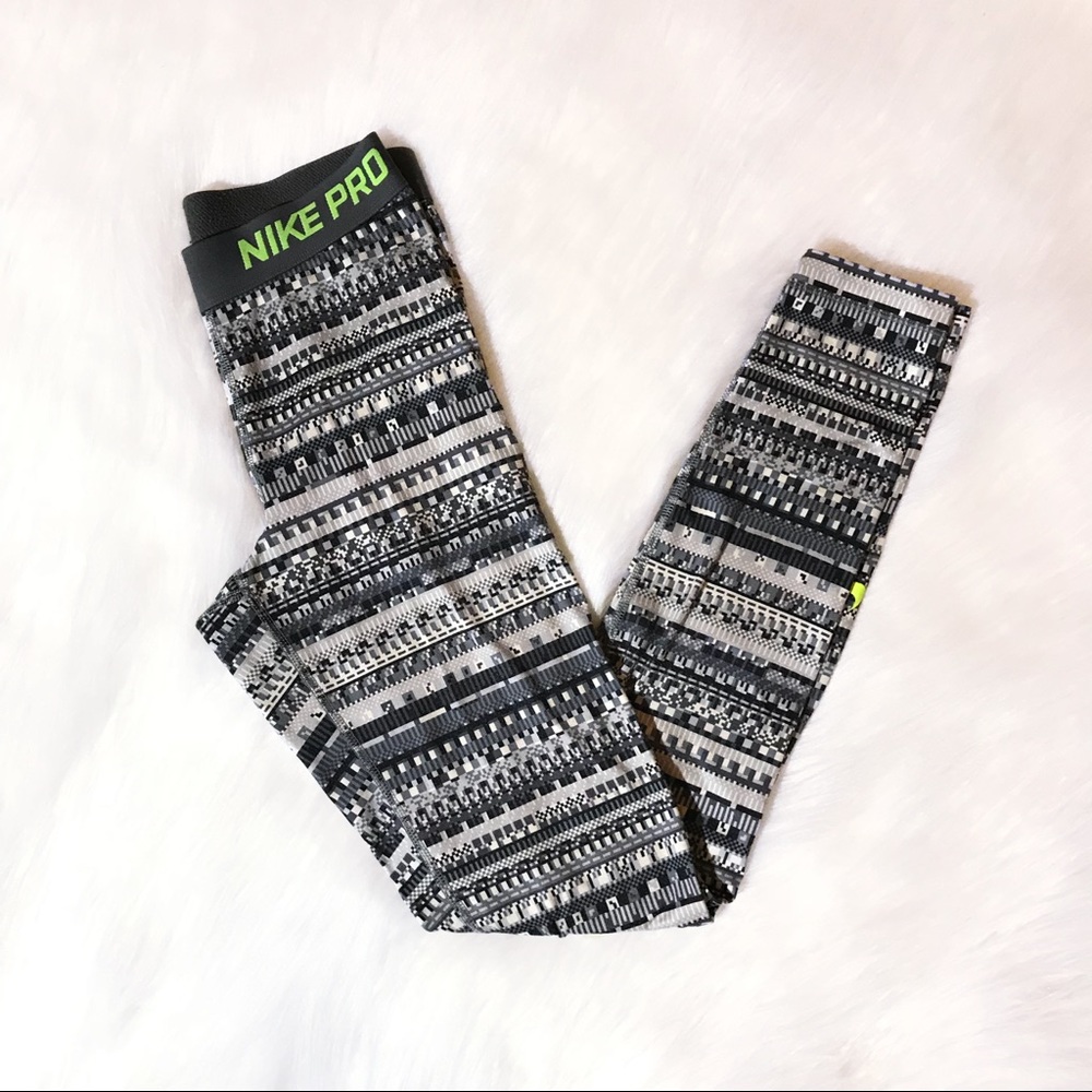 NIKE Pro Athletic Leggings